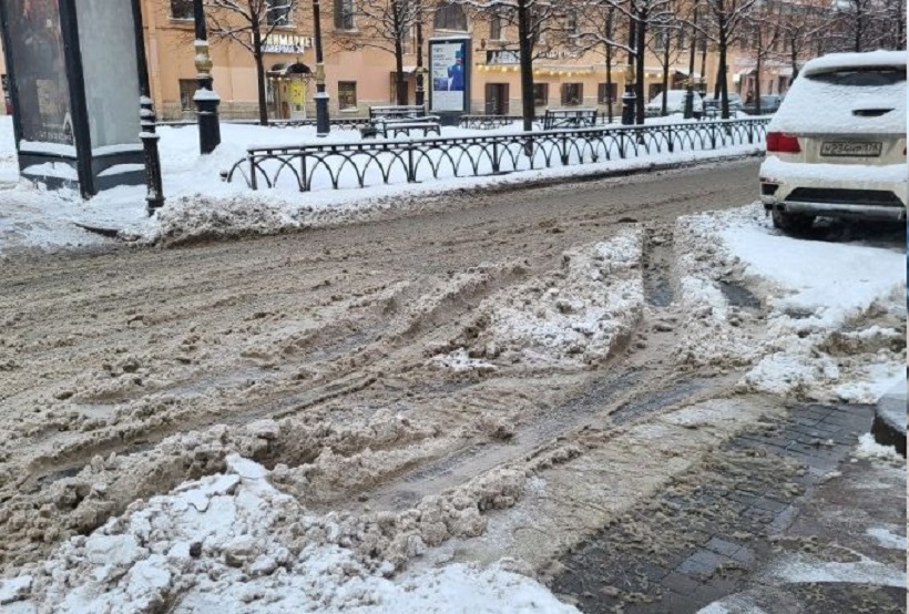 Петербуржцы осудили коммунальщиков за «складирование» снега на местах платной парковки