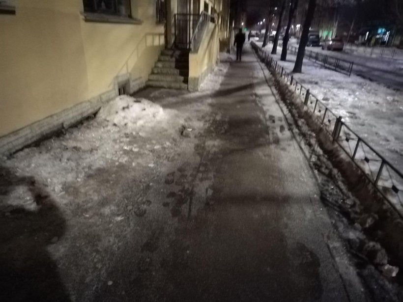 Жители Петербурга в понедельник были вынуждены добираться до работы по скользким и заснеженным улицам