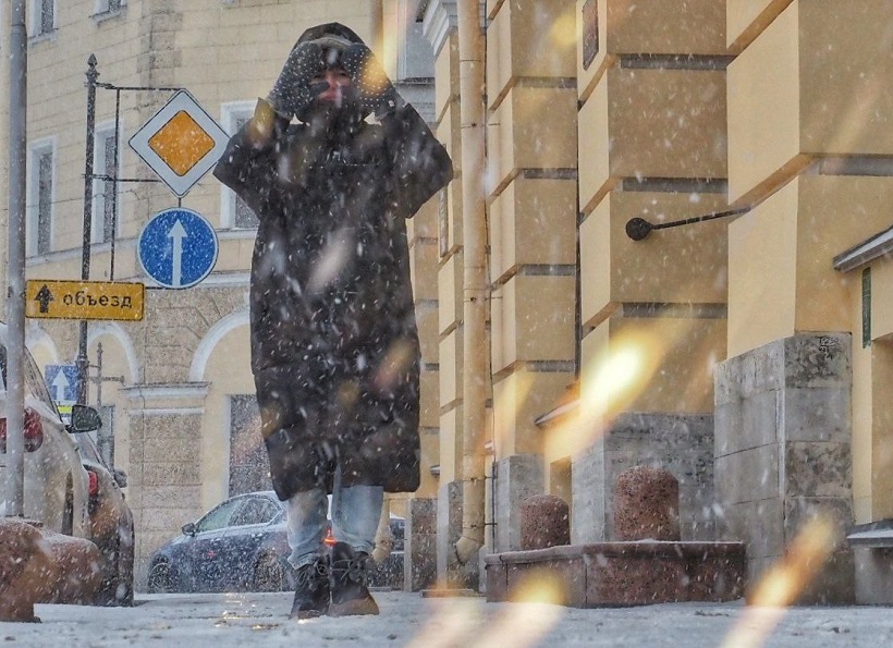 «Боюсь выходить из дома»: блокадники опасаются за свои жизни из-за неубранного льда в Петербурге