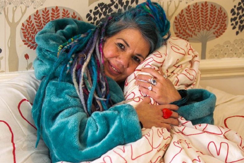 49-летняя британка рассказала о жизни в браке с одеялом 
