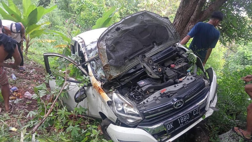 На Бали упал в овраг автомобиль с российскими туристами 