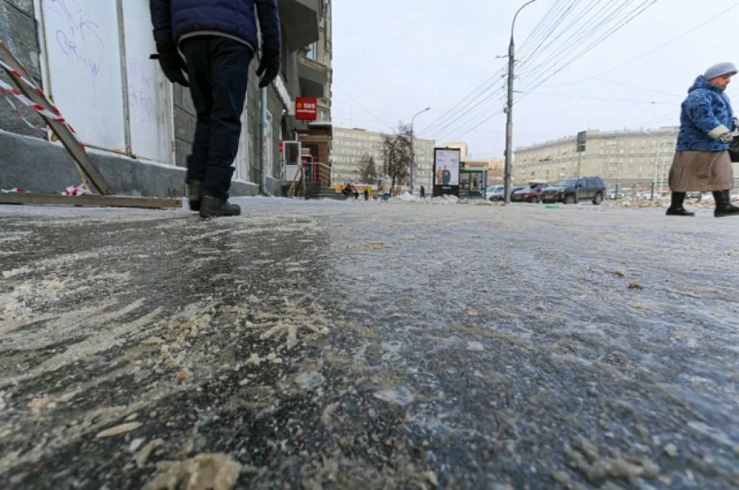 «Лучше бы песок использовали» - петербуржцы прокомментировали нежелание Беглова отказаться от соли при обработке наледи 