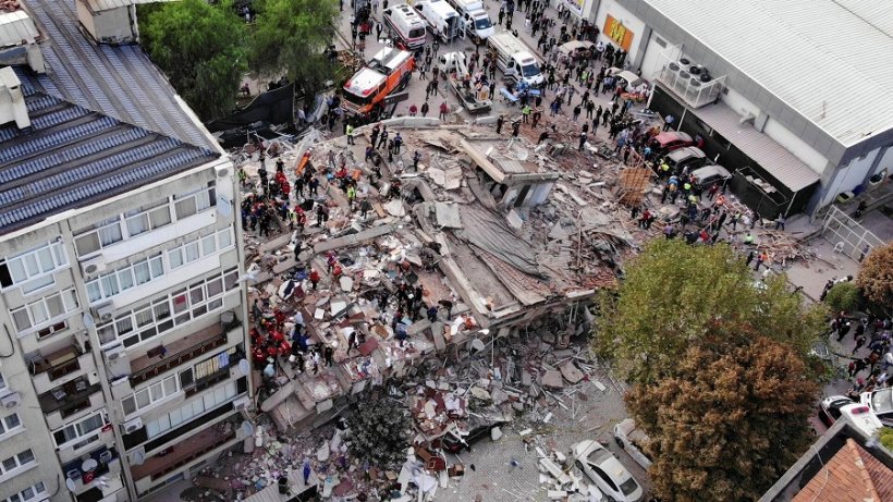 Семья россиян остается под завалами после землетрясения в Турции