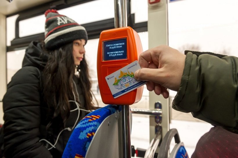 Петербуржцы пожаловались на требование показывать смс-уведомления после оплаты проезда в автобусах банковской картой