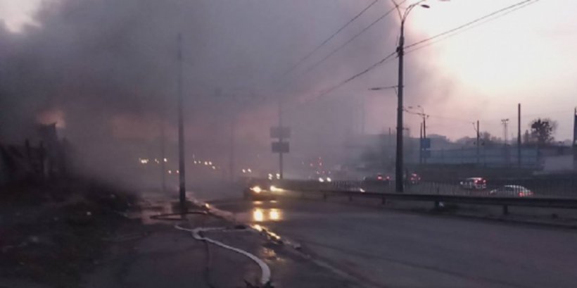 В Киеве на пр-те Бандеры загорелись складские помещения