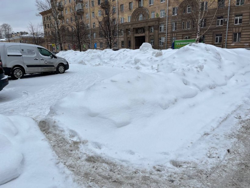 Жители Петербурга продолжают наблюдать сваленные на городские газоны сугробы