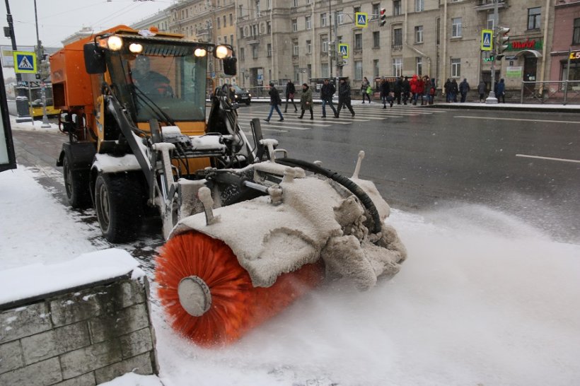 «Как работали спустя рукава, так это и продолжается»: эксперт о проблемах с уборкой снега в Петербурге