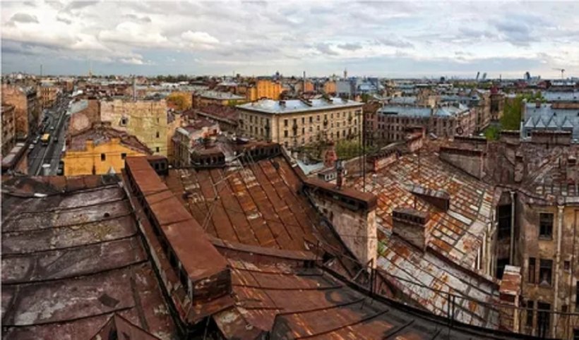 Глава Жилищного комитета Зотов переложил проблему некачественного ремонта крыш в Петербурге на подрядчиков