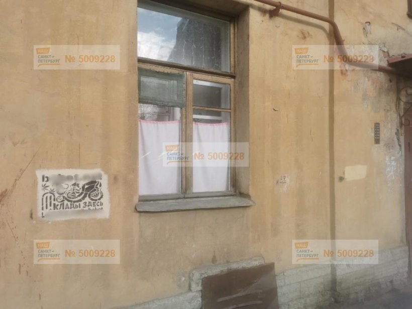 Наркоторговцы продолжают размещать рекламу на фасадах домов в Петербурге