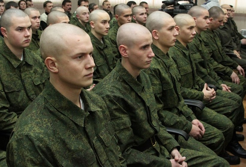 Депутат Госдумы рассматривает целесообразность увеличения срока службы в армии 
