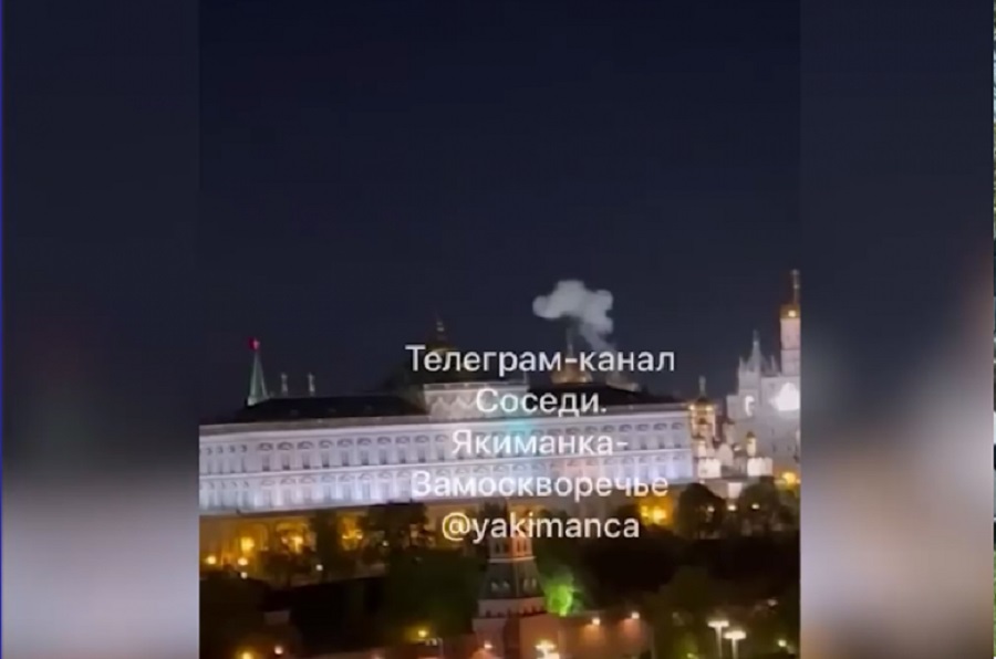 Реакция украинцев на теракт в москве. Беспилотники над Кремлем. Дроны беспилотники над Кремлем. Беспилотный аппарат над Кремлем. Теракт на Кремль в Москве.