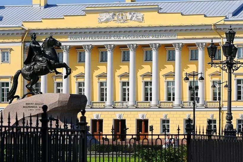 Власти попросят КС отменить решение о передаче Крыма 