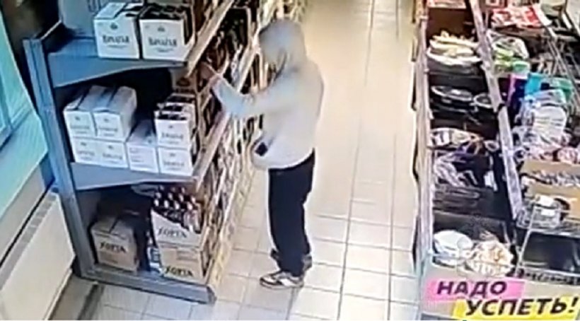 Житель России после ограбления уснул рядом с магазином
