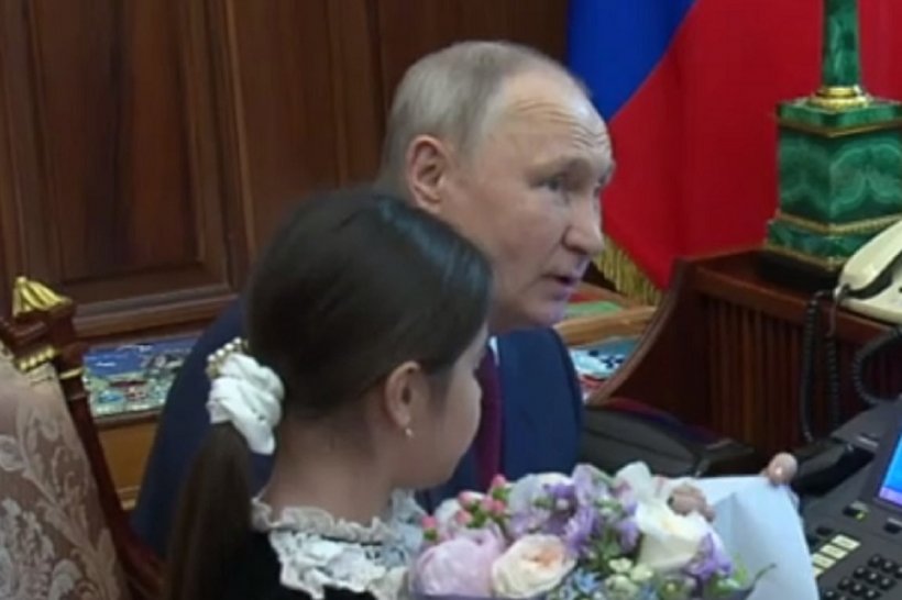Путин пригласил и провел экскурсию расплакавшейся девочке из Дагестана