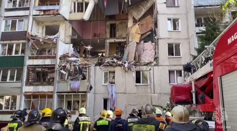 В Астрахани достают людей из-под завалов рухнувшего дома 