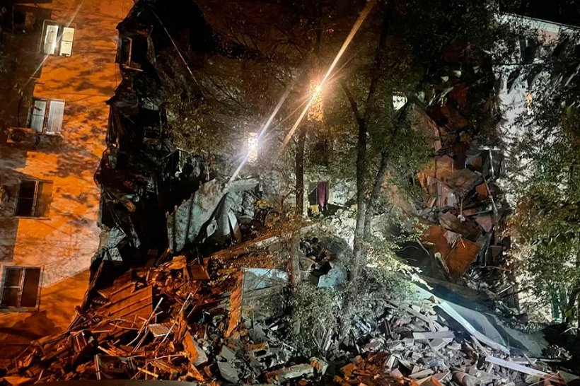 В Астрахани достают людей из-под завалов рухнувшего дома 
