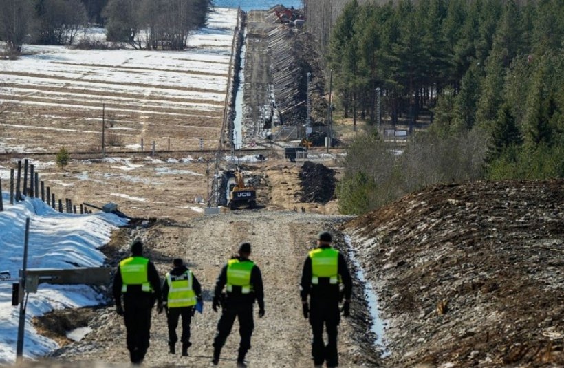 Финские военные строят заграждение на границе с Россией