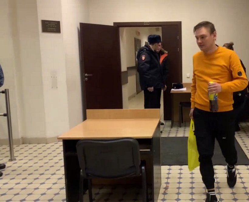 Оголившегося солиста группы «Щенки» Моисеева судят за упавший носок с полового органа во время выступления