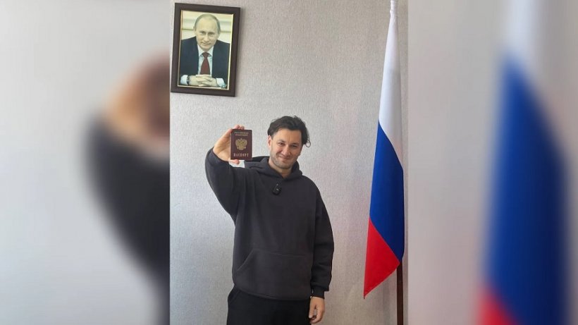 «Я достаю из широких штанин...»: Юрий Бардаш показал новый российский паспорт
