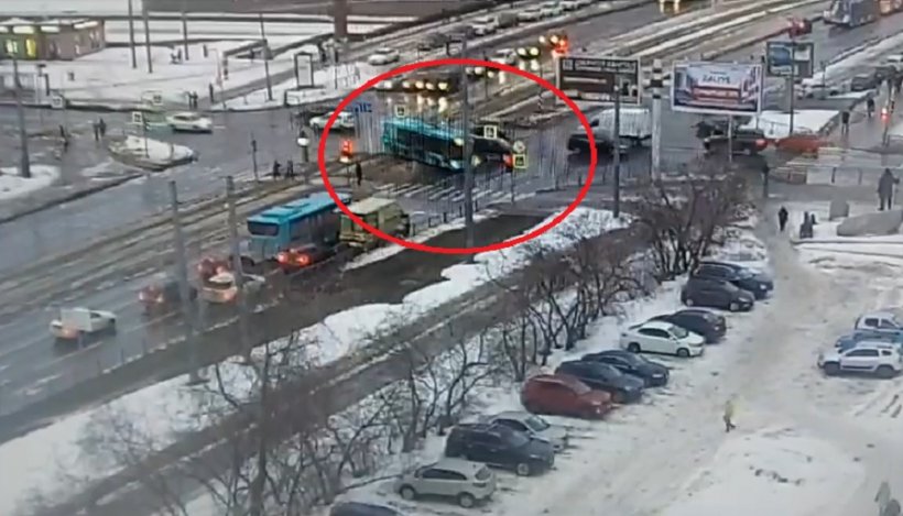 Взбесившийся автобус выехал на тротуар в Санкт-Петербурге и сбил нескольких человек