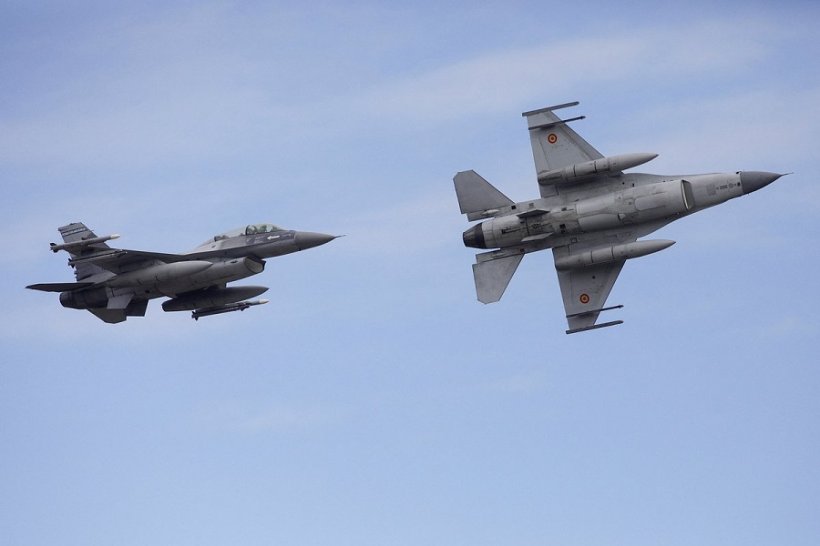 Румынский истребитель F-16 якобы ударил по российским войскам в зоне СВО: что говорят в Минобороны