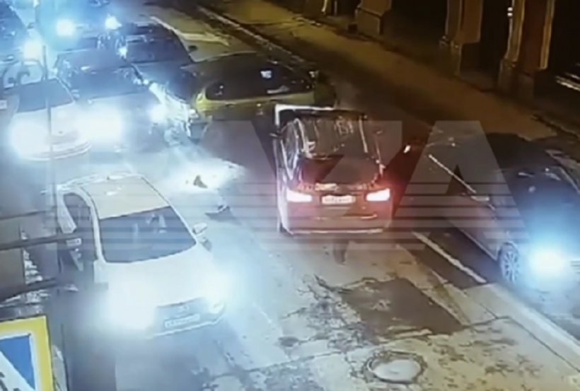 Массовое ДТП в Санкт-Петербурге: «Мерседес» сбил девушку и протаранил несколько автомобилей в центре города