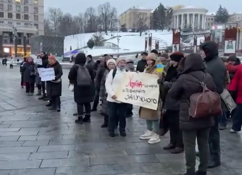 Украинские женщины вышли на митинг на Майдане. Протестуют против увольнения Залужного и назначения Сырского, который «ненавидит украинцев»