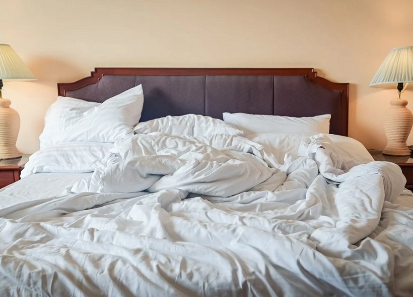 Сотрудник отеля залез в кровать к российским туристкам в Шри-Ланке, разделся и стал удовлетворять себя, пока те спали