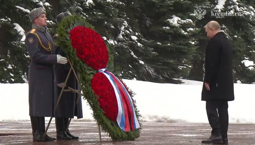 23 февраля Владимир Путин возложил венок к Могиле Неизвестного Солдата в Александровском саду
