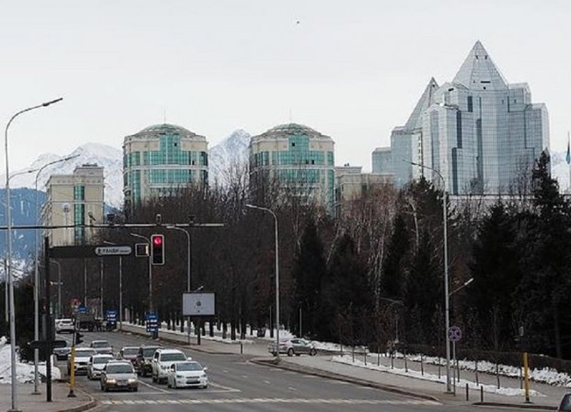 Сильное землетрясение в Алматы. Звучит сирена. Жители покидают свои дома