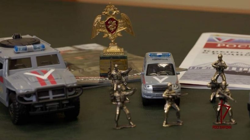 Росгвардия отправила президенту Франции Макрону набор игрушечных солдатиков и машинки