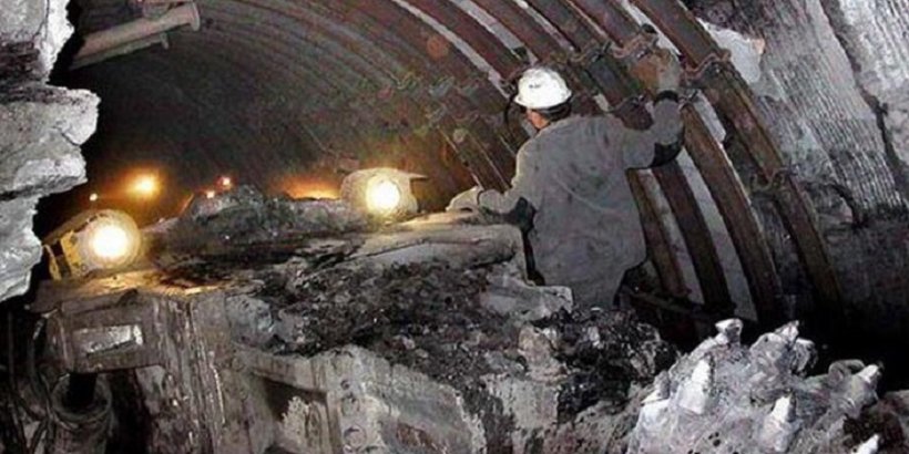 В Амурской области спасатели пытаются добраться до шахтеров, оказавшихся под завалами на руднике. Операция по спасению длится более 15 часов