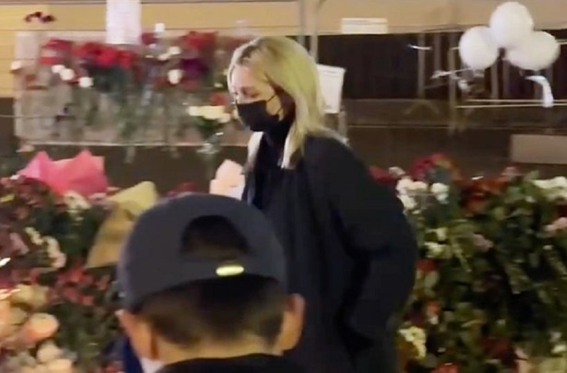 Анастасия Ивлеева приехала к стихийному мемориалу у «Крокус Сити Холл» после теракта