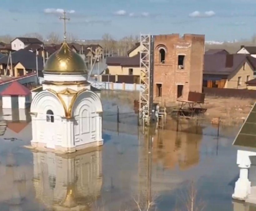 Наводнение в Оренбургской области: вода залила храм Илии Муромца