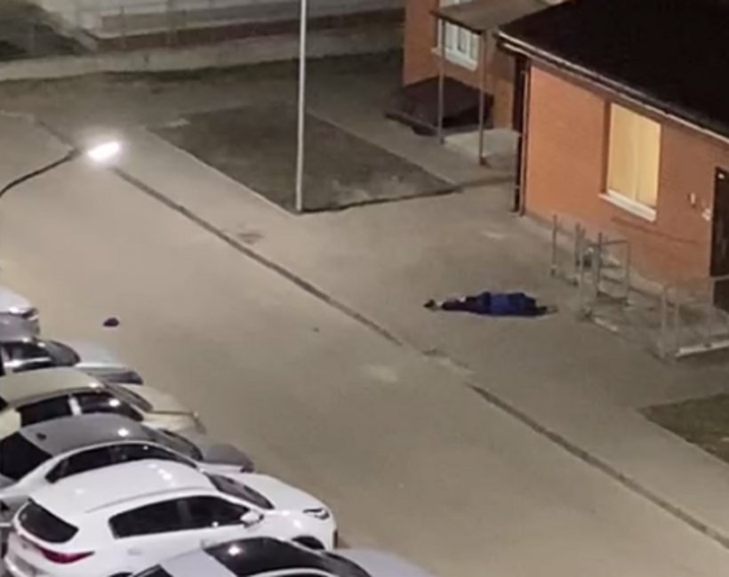 Двое полицейских избили мужчину и оставили лежать возле подъезда в Подмосковье