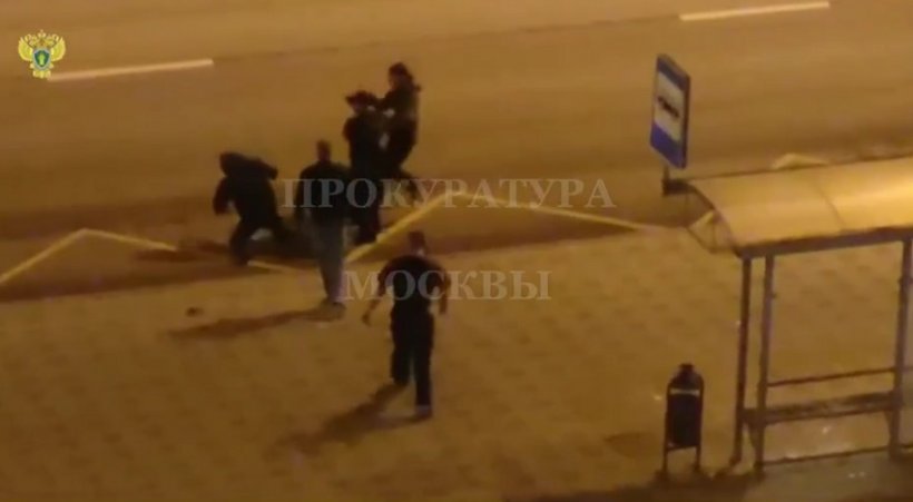 Подростки в Москве толпой избили прохожего на автобусной остановке