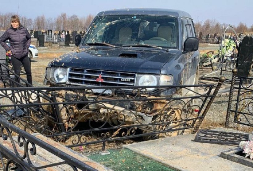 Голый водитель на внедорожнике влетел на кладбище и разрушил могилы в пригороде Южно-Сахалинска
