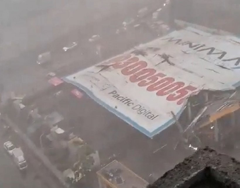 Порыв ветра снес гигантский рекламный щит в индийском Мумбаи – десятки пострадавших, трое погибли