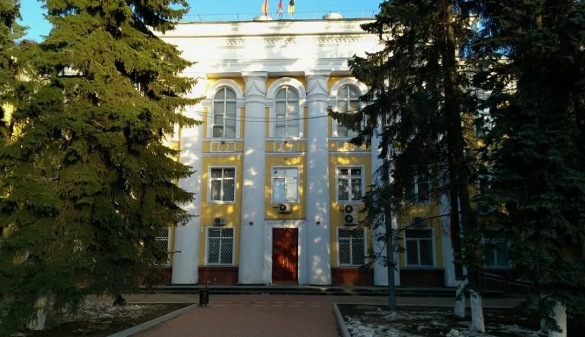 Здание администрации с чиновниками исчезло с главной площади в  Химках из-за стеклянного забора