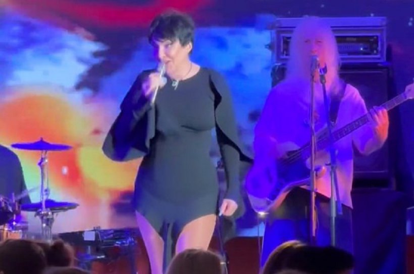 60-летняя Лолита в мини-платье удивила на сцене в московском ресторане