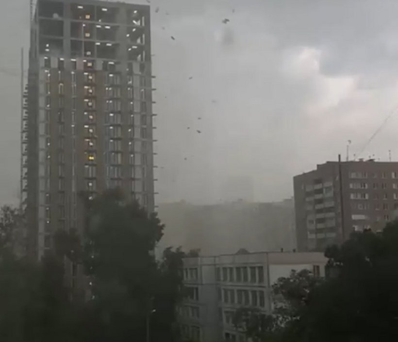 Тропический хаос настиг Москву: ураган «Эдгар», ливни и смерчи рушат деревья и срывают крыши