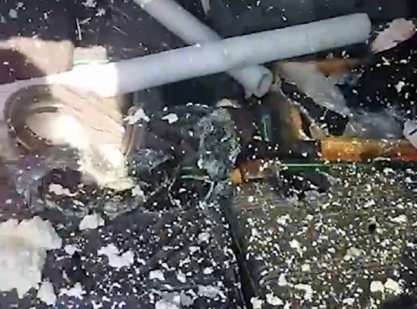 Дрон ВСУ сбросил взрывчатку на крышу гражданской Lada Largus в Новоивановке Курской области: видео первых минут после атаки