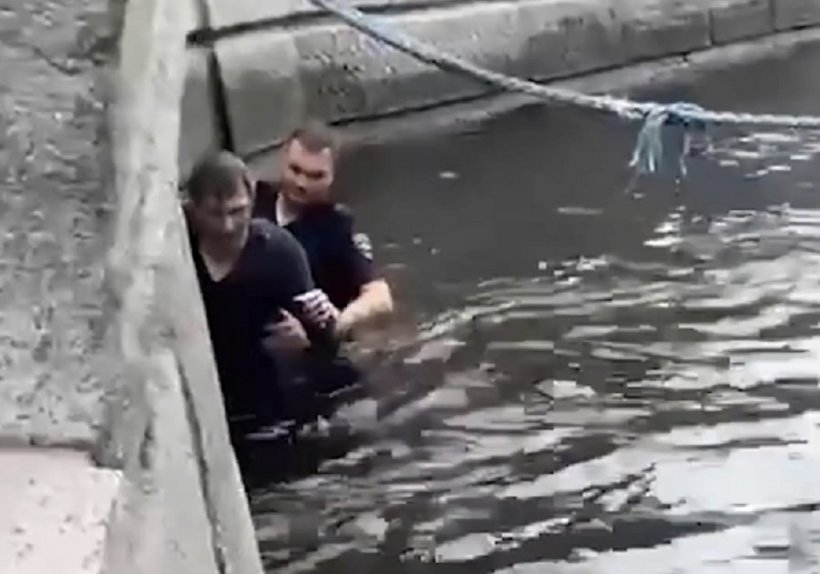 В Санкт-Петербурге блогер уронил телефон в Неву во время репетиции парада ко Дню ВМФ и прыгнул за гаджетом — бедолагу достал из воды и отогрел местный полицейский