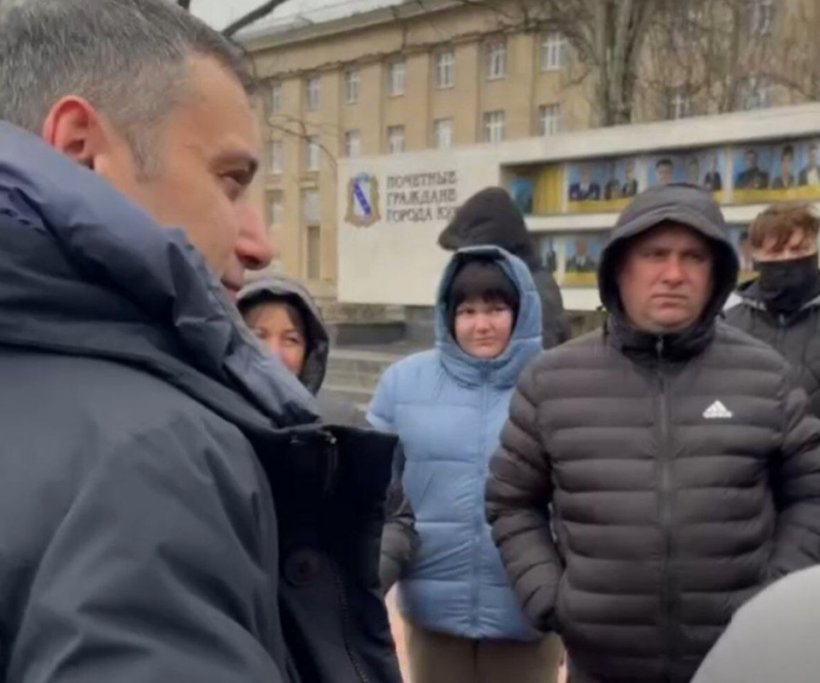 «Вы только сказки рассказываете, больше ничего» и «где деньги». Новый глава Курской области Хинштейн встретился с жителями, потерявшими свои дома