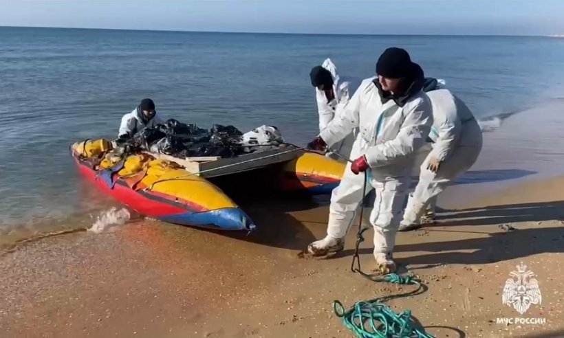 В Керченском проливе продолжают очищать загрязненные мазутом участки