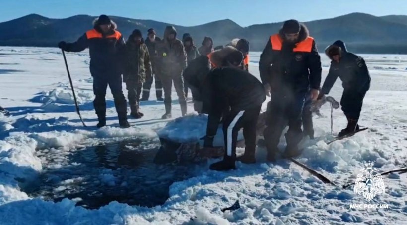 В Бурятии нашли утонувших в Байкале рыбаков. Автомобиль провалился. Люди выбрались, но не спаслись из пучины