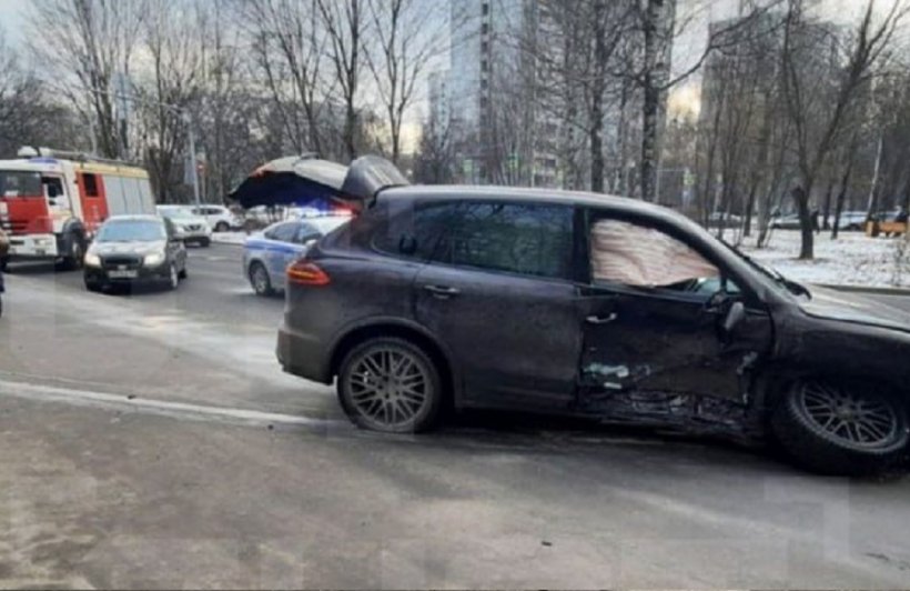 Porsche жены актера Дениса Матросова протаранил авто ДПС в Москве. Сотрудник ГАИ в тяжелом состоянии