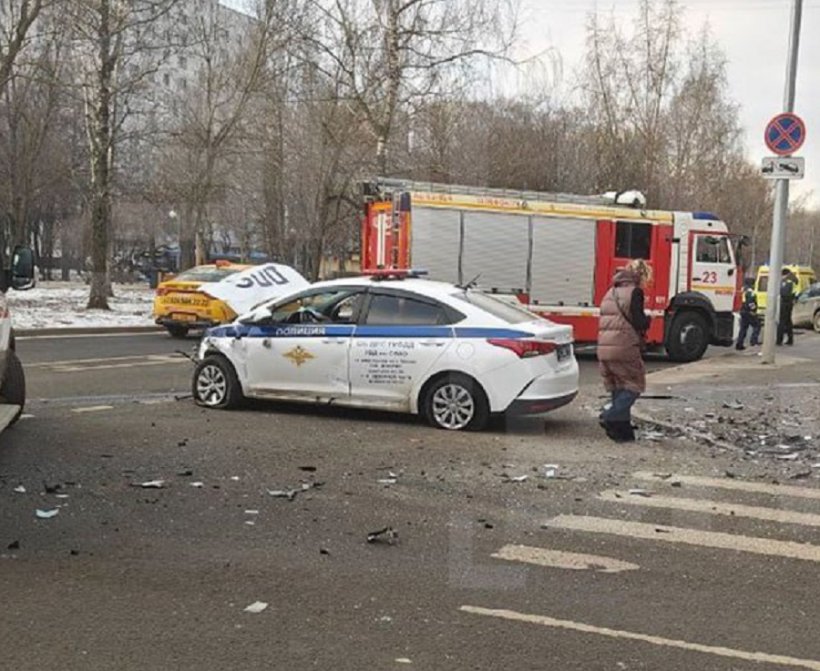 Porsche жены актера Дениса Матросова протаранил авто ДПС в Москве. Сотрудник ГАИ в тяжелом состоянии