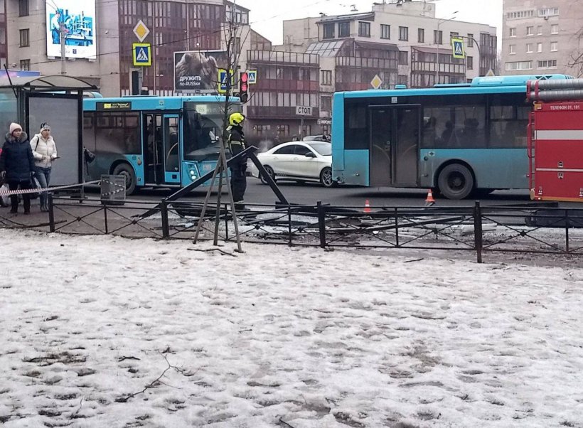 В Петербурге автобус снес остановку с людьми. Предварительно, один погибший