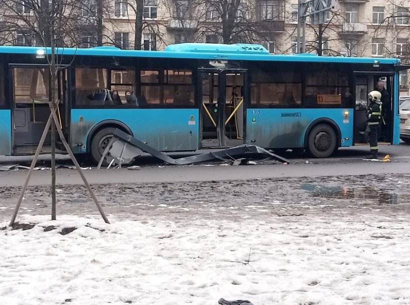 В Петербурге автобус снес остановку с людьми. Предварительно, один погибший